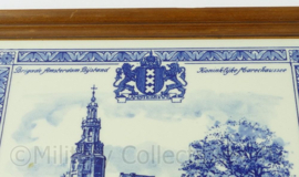 KMAR Gemeentepolitie Brigade Amsterdam Bijstand ingelijst Delft's blauw tegeltje - 23½ x 23½ x 2 cm - origineel