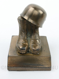 Luftwaffe beeldje met Fallschirmjager helm en laarzen - 6 x 6,5 x 8 cm