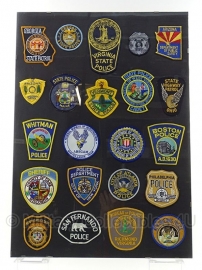 Amerikaanse politie 22 stuks emblemen set in lijst 60 x 50 cm.  - origineel
