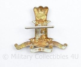 Britse 11th Prince Alberts Own Hussars cap badge Treu und Fest   - 4 x 3,5 cm - origineel