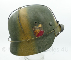 WO2 Duitse Heer DD M40 camo helm - met replica verf, kinriem, decals en chicken wire - maat 62 helmpot - origineel