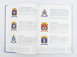 Naslagwerk KM Emblemen van de Koninklijke Marine  - licht gebruikt - 21,5 x 1,5 x 30,5cm