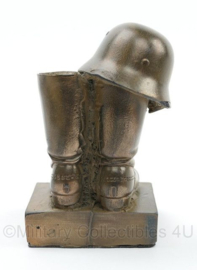 Wehrmacht beeldje met Stahlhelm en marslaarzen - 6 x 6 x 9,5 cm