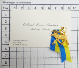 Visitekaartje van de Swedish Embassy Defence attache met speld - origineel