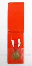 Poolse medaille in hoes - Medal for merit in defending the motherland - 8 x 15 cm - origineel