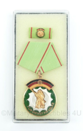 DDR medaille in doosje Fur dienste am Volke - 8,5 x 3,5 cm - Origineel