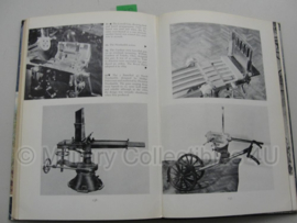 Boek 'Pictorial History of the machine gun' - F.W.A. Hobart