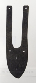 WO2 Duits flap om een verrekijker aan een uniformknoop te hangen- 5 x 16 cm - replica