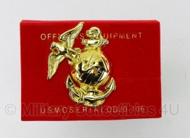 US marines USMC cap badge groot - Goud - met originele verpakking! - 4 x 4 cm.