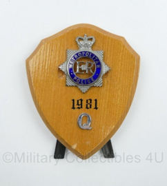 Britse Politie Bureau decoratie Metropolitan Police bord met standaard  1981- origineel