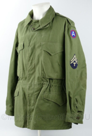 WO2 US M43 field jacket met Technician Tech-5 rang en patch -  maat large -  replica