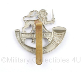 Britse WO2 cap badge Herefordshire Light Infantry Manu Forti - 5 x 5 cm - origineel