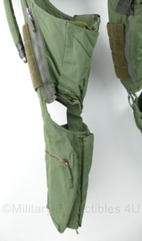 USAF US Air Force en KLU Koninklijke Luchtmacht F16 Anti-G Garment Cutaway trouser CSU-13B/P voor piloten - 88 cm buikomtrek en 78 cm binnen-beenlengte - gedragen - origineel