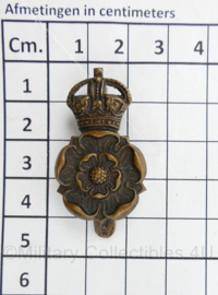 WO2 Britse cap badge Yorkshire Dragoons - Kings Crown - 4,5 x 2,5 cm -  origineel