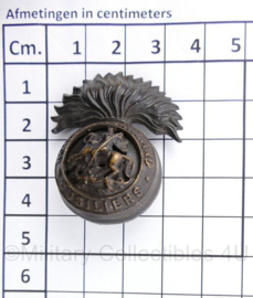 Britse cap badge Northumberland Fusiliers - 4 x 3,5 cm - origineel