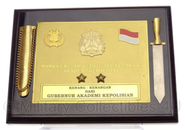 Indonesische Politie Academie bord met dolk  en insignes ZELDZAAM - 21,5 x 16 cm - origineel