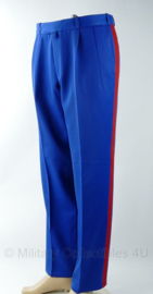 Ceremoniele broek - felblauw met rode bies - 86 cm. omtrek- licht gebruikt - origineel