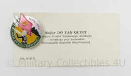 Visitekaartje van de Vietnamese Embassy Defence attache met speld - origineel