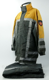 Nederlandse Brandweer PWG Uitrukpak jas en broek met reflectie - maat Medium - gedragen - origineel