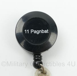 KL Nederlandse leger 11 PAGNBAT 11 Pantsergeniebataljon ID houder met trekkoord - 9 x 3,5 cm - origineel