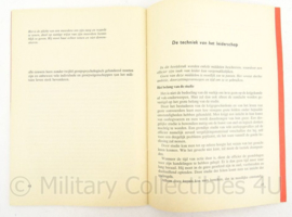 MVO handboek - Leiderschap gezag en verantwoordelijkheid 1956 - 14 x 20 cm - Topstaat - origineel