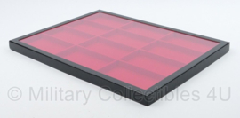 Vitrine groot  42 x 32 cm - 12 vakken - rode inleg