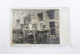 WO1 WO2 Duitse Postkarte 2 soldaten met kindje 1916  - 14,5 x 9 cm - origineel