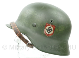 WO2 Duitse DD Waffen SS M40 helm - met replica verf, kinriem en decals - maat 62 helmpot, 56 cm hoofdomtrek - origineel