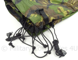 KL Landmacht nieuw model woodland zeil shelter 1 pax noodonderkomen tarp - met stokken en haringen - zo goed als nieuw - afmeting zeil 160 x 243 cm - origineel