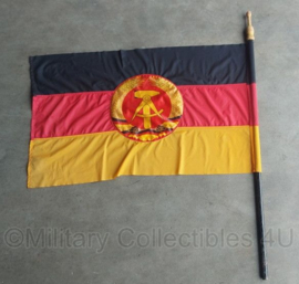 DDR vlag met stok - 88 x 56 cm -  vlaggenstok 110 cm lang - origineel