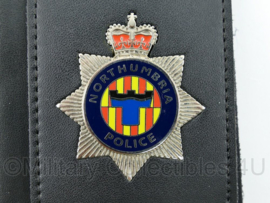 Britse Politie brevet in lederen houder Northumbria Police - 12 x 8,5 cm - origineel