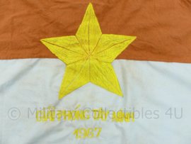 US Vietnam oorlog zeldzame vlag 1967 van de Vietcong - Nationaal Bevrijdingsfront voor de bevrijding van Zuidelijk Vietnam - Mặt Trận Giải Phóng Miền Nam Việt Nam - 52 x 73 cm - origineel