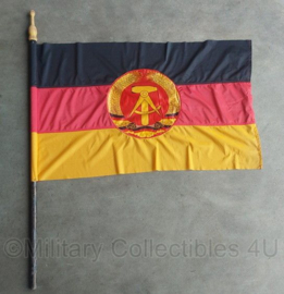 DDR vlag met stok - 88 x 56 cm -  vlaggenstok 110 cm lang - origineel