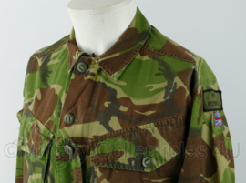 Britse DPM uniform jas - met embleem  First Fuseliers - maat  180/90 - origineel