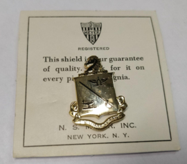 WWII US Army Cavalry Mobilitate Vigemus unit crest metaal - 3 x 2,3 cm - maker Meyer - origineel