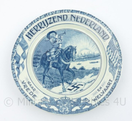 Bord Herrijzend Nederland Naar Vrede en Welvaart 1945 - Maker Societe Keramique Maastricht - diameter 22,5 cm - origineel