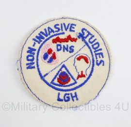 Non Invasie studies DNS LGH embleem - diameter 8 cm - origineel