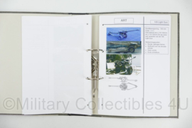 KL Nederlandse leger handboek Lesboek KL versie april 2006 in ringmap militaire voertuigen - 28,5 x 5 x 32 cm - origineel