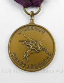 Airborne Wandeltocht Oosterbeek medaille 1 tm 4 keer - 7 x 3 cm - origineel