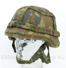 KMARNS Korps Mariniers M92 composiet helm met parakinriem en Forest camo overtrek - maat Small - origineel