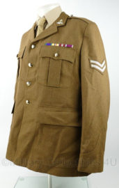 Britse leger No. 2 Dress Army met insignes - maat 170 cm. lengte en 112 cm. borstomtrek - licht gedragen - origineel