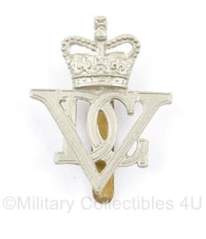 Britse naoorlogse  5th Royal Iniskilling Dragoon Guards cap badge Queens Crown - 4 x 3 cm - origineel