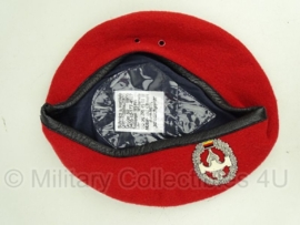 Originele rode baret met metalen insigne - Pionieren - 54 tm. 64 cm. - origineel