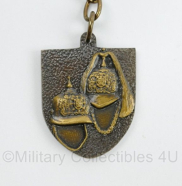 Onbekende sleutelhanger met Militaire Tschako hoofddeksels - 10 x 3,5 cm - origineel