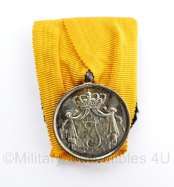 Defensie zilver trouwe dienst medaille uit periode  Koningin Juliana -  origineel