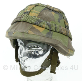 KL Nederlandse leger Special Forces ballistische helm met rigger modified padded liner en woodland overtrek - fabrikant SPE - maat Small - gebruikt - origineel
