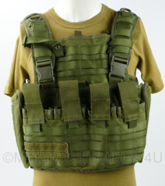 TT Tasmanian Tiger MOLLE chest rig MKIImet 4 mag pouches en 2 utility pouches - verstelbare maat - gedragen - origineel