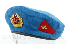 Russische Parachutisten baret met insignes - maat 60 - gedragen - origineel