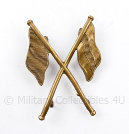 WO2 Britse cap badge  crossed flags - 5 x 4 cm - origineel 