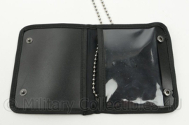 ID houder met halsketting - 12½ x 10½ x 1 cm - licht gebruikt